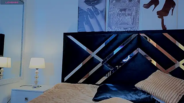 Zoe-yanin online show from April 14, 2026, 6:57 pm