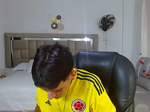 Snapshot of eroboyxox chatting on February 19, 2026, 7:33 pm eroboyxox online show from February 19, 2026, 7:33 pm