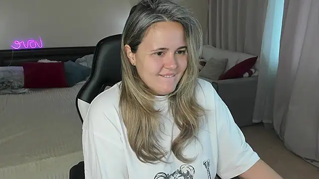 LilyBel online show from July 8, 2026, 1:08 am
