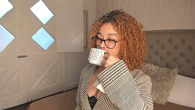 Snapshot of Sienna_brunette chatting on February 24, 2026, 12:06 pm Sienna brunette online show from February 24, 2026, 12:06 pm