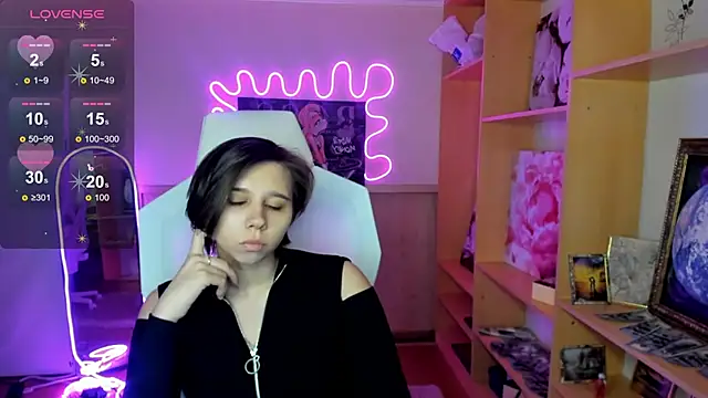 Snapshot of Scarlet_Sirenn chatting on February 6, 2026, 8:32 am Scarlet Sirenn online show from February 6, 2026, 8:32 am