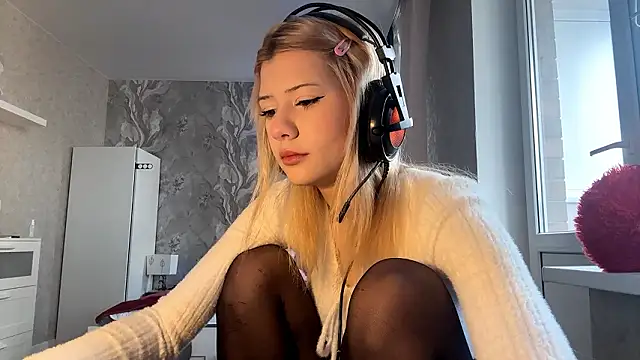 LadyFoxLove online show from February 13, 2026, 11:10 am