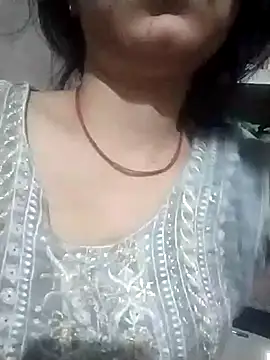 Julilodhi8695 online show from April 13, 2026, 10:36 pm