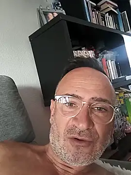 Snapshot of bobo672 chatting on April 9, 2026, 6:19 am bobo672 online show from April 9, 2026, 6:19 am