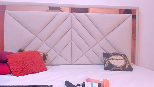 Snapshot of AmberQueen1 chatting on February 21, 2026, 12:07 pm AmberQueen1 online show from February 21, 2026, 12:07 pm