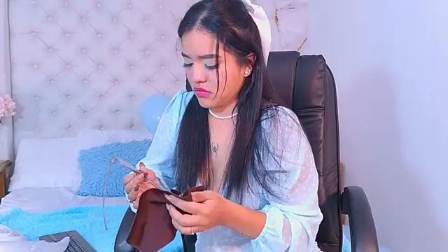 Snapshot of AntonellaBons chatting on July 14, 2026, 10:43 am AntonellaBons online show from July 14, 2026, 10:43 am