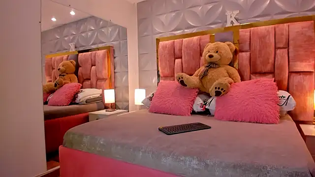 Paris Velvet online show from February 3, 2026, 10:04 pm