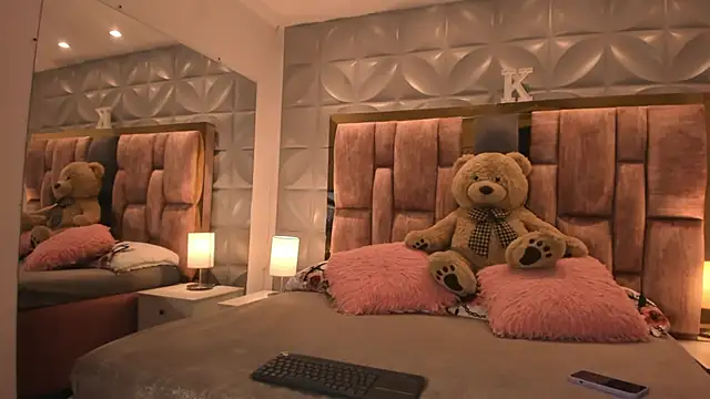 Paris Velvet online show from February 6, 2026, 10:50 pm