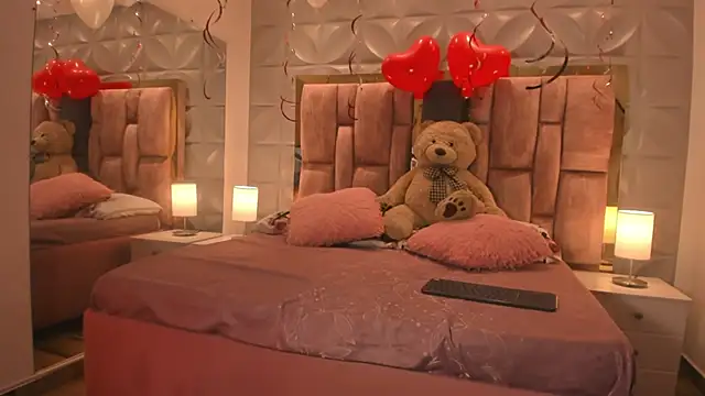 Paris Velvet online show from February 14, 2026, 10:10 pm