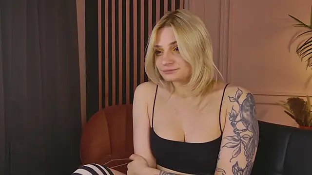 Snapshot of AvaSun chatting on February 5, 2026, 11:00 pm AvaSun online show from February 5, 2026, 11:00 pm