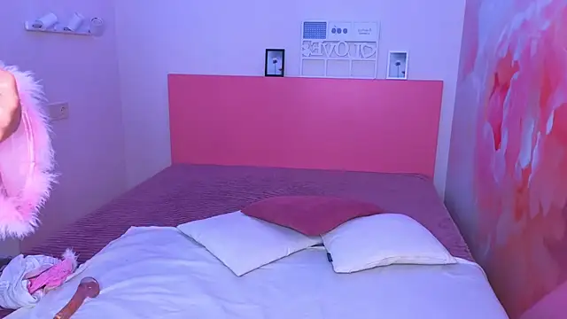 LuxSiren online show from April 11, 2026, 6:32 am