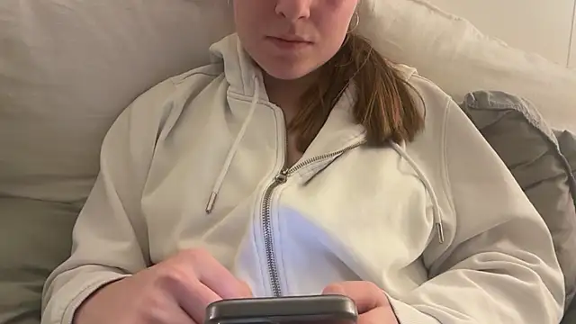 Lucyschickt online show from February 11, 2026, 8:09 pm