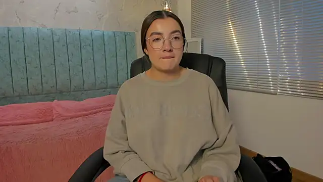 Snapshot of Tara_Parker chatting on February 11, 2026, 12:16 pm Tara Parker online show from February 11, 2026, 12:16 pm