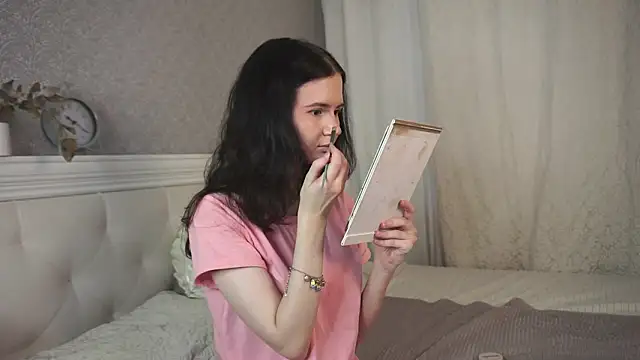 Glow hollow online show from February 11, 2026, 3:28 am