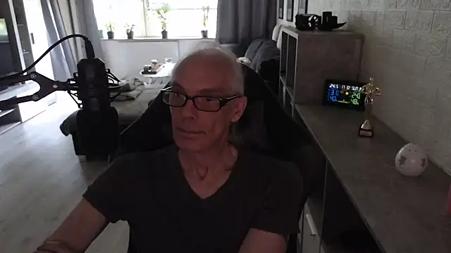 Snapshot of KoelnKoeln chatting on May 24, 2026, 3:12 pm KoelnKoeln online show from May 24, 2026, 3:12 pm
