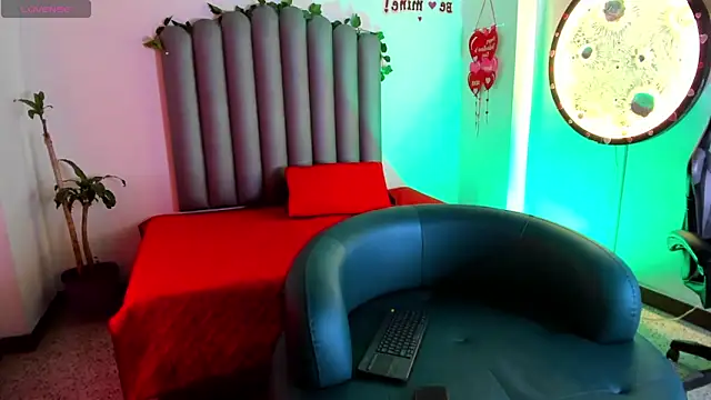 Miaa-Foxx online show from April 10, 2026, 7:43 pm