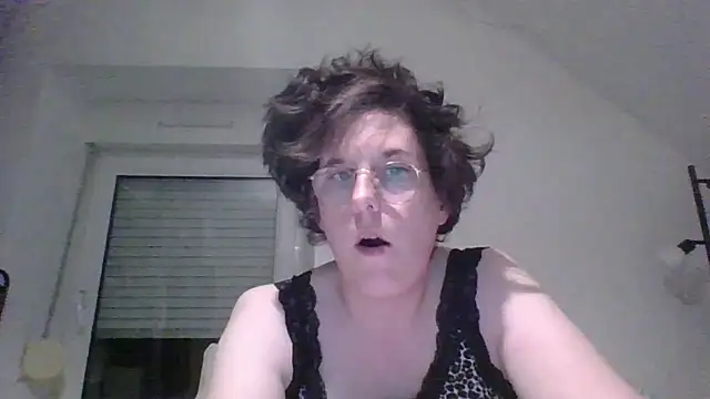 OIseauNoir88 online show from April 8, 2026, 7:48 pm