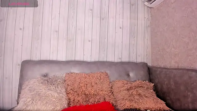 scarlettqueenx online show from April 17, 2026, 8:55 pm