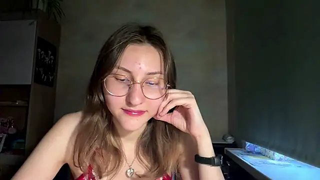 Snapshot of Miaaa_Moon chatting on May 21, 2026, 4:37 pm Miaaa Moon online show from May 21, 2026, 4:37 pm