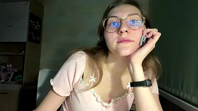 Snapshot of Miaaa_Moon chatting on July 1, 2026, 7:47 pm Miaaa Moon online show from July 1, 2026, 7:47 pm