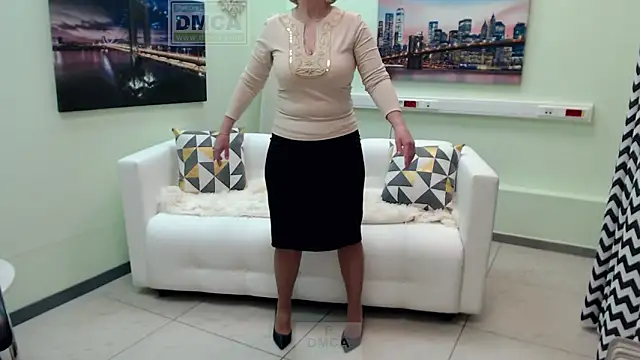 MONA W online show from February 15, 2026, 5:19 am