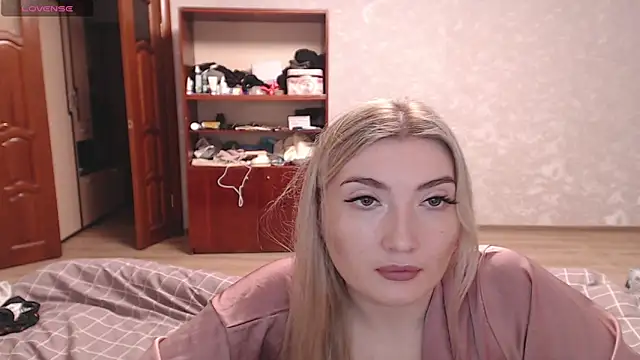 Snapshot of MiraRoy chatting on February 5, 2026, 3:19 pm MiraRoy online show from February 5, 2026, 3:19 pm