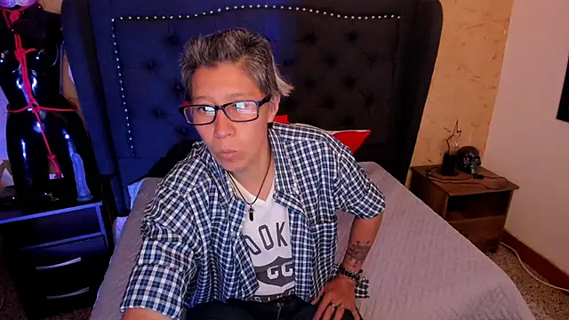 Kali Panther online show from April 1, 2026, 7:44 pm