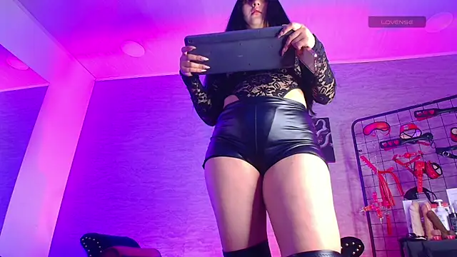 Snapshot of MadameDaphnee chatting on February 4, 2026, 11:05 am MadameDaphnee online show from February 4, 2026, 11:05 am