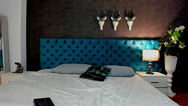 LunnaMoretti online show from April 5, 2026, 2:13 pm