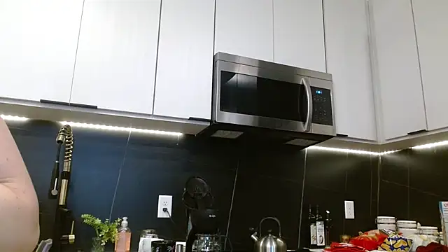 Snapshot of HazelSkyesChat chatting on February 19, 2026, 5:32 pm HazelSkyesChat online show from February 19, 2026, 5:32 pm