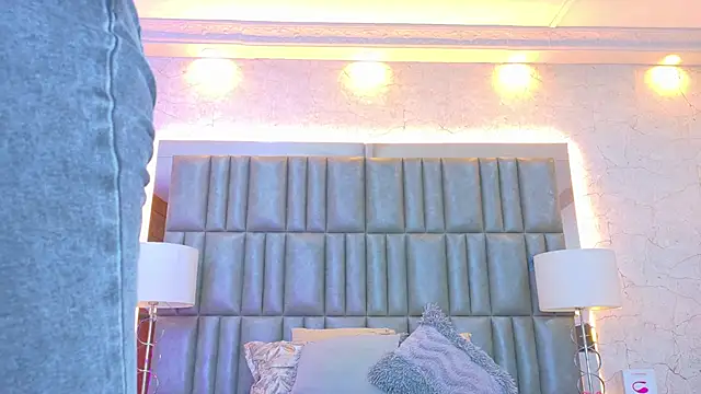 AlanaHouston online show from April 12, 2026, 4:38 am