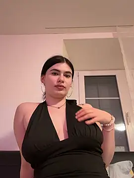 Snapshot of Evie-Moore chatting on February 26, 2026, 10:54 pm Evie-Moore online show from February 26, 2026, 10:54 pm