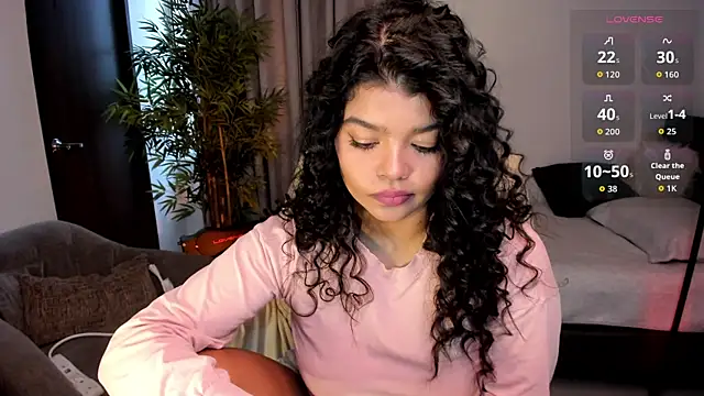 moonhelen online show from June 7, 2026, 9:42 pm