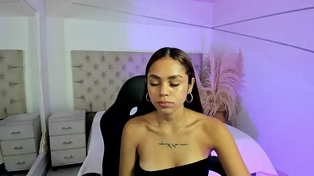 CarolineFyre online show from March 6, 2026, 12:33 pm