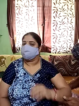 Snapshot of HoneyHush chatting on February 18, 2026, 6:11 am HoneyHush online show from February 18, 2026, 6:11 am