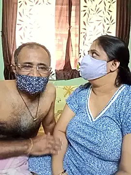 Snapshot of HoneyHush chatting on February 11, 2026, 11:43 am HoneyHush online show from February 11, 2026, 11:43 am