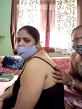 Snapshot of HoneyHush chatting on February 28, 2026, 5:18 am HoneyHush online show from February 28, 2026, 5:18 am