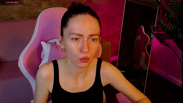 KristineValbuena online show from February 11, 2026, 1:05 am