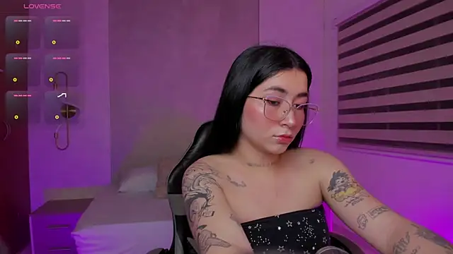 charlottee27  online show from May 14, 2026, 2:08 am