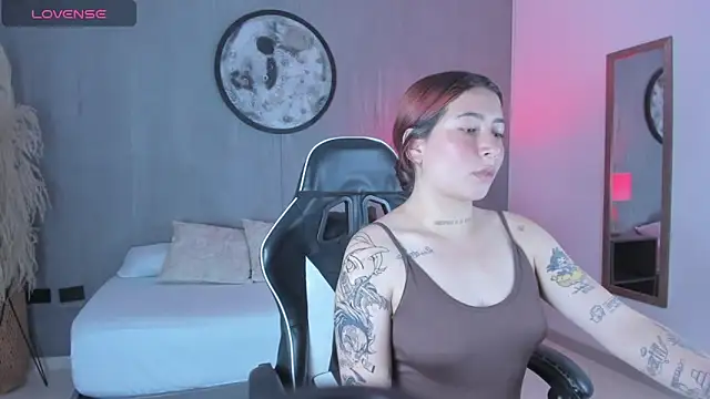 Snapshot of charlottee27_ chatting on February 22, 2026, 2:14 am charlottee27 online show from February 22, 2026, 2:14 am