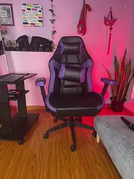 kenia thompsom01 online show from April 14, 2026, 11:43 pm