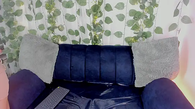 chloe petite2 online show from March 21, 2026, 12:09 pm