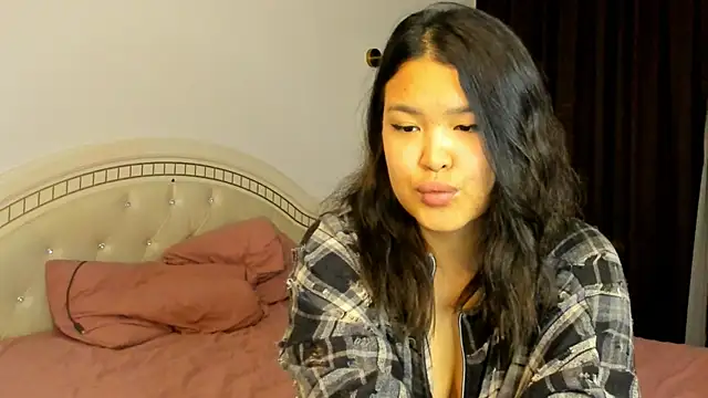 luna yum online show from February 14, 2026, 7:25 pm