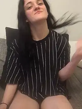 LeonieClaire online show from March 26, 2026, 5:33 pm