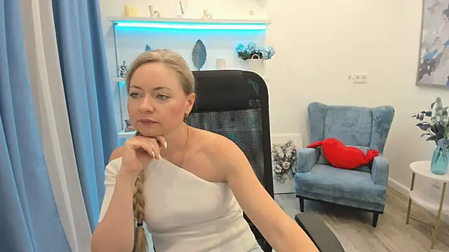 Snapshot of CharlotteKerti chatting on May 27, 2026, 12:01 pm CharlotteKerti online show from May 27, 2026, 12:01 pm