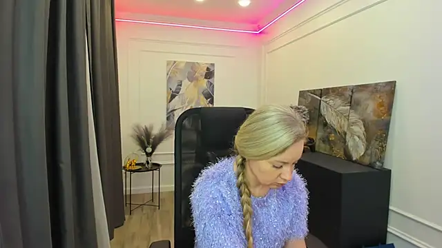 Snapshot of CharlotteKerti chatting on April 6, 2026, 12:06 pm CharlotteKerti online show from April 6, 2026, 12:06 pm