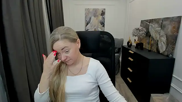 Snapshot of CharlotteKerti chatting on April 21, 2026, 11:39 am CharlotteKerti online show from April 21, 2026, 11:39 am