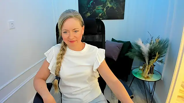 Snapshot of CharlotteKerti chatting on May 25, 2026, 5:44 pm CharlotteKerti online show from May 25, 2026, 5:44 pm