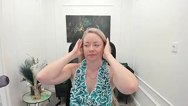 Snapshot of CharlotteKerti chatting on May 23, 2026, 11:42 am CharlotteKerti online show from May 23, 2026, 11:42 am
