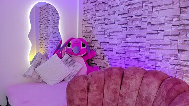 Elarossie online show from March 8, 2026, 7:39 pm